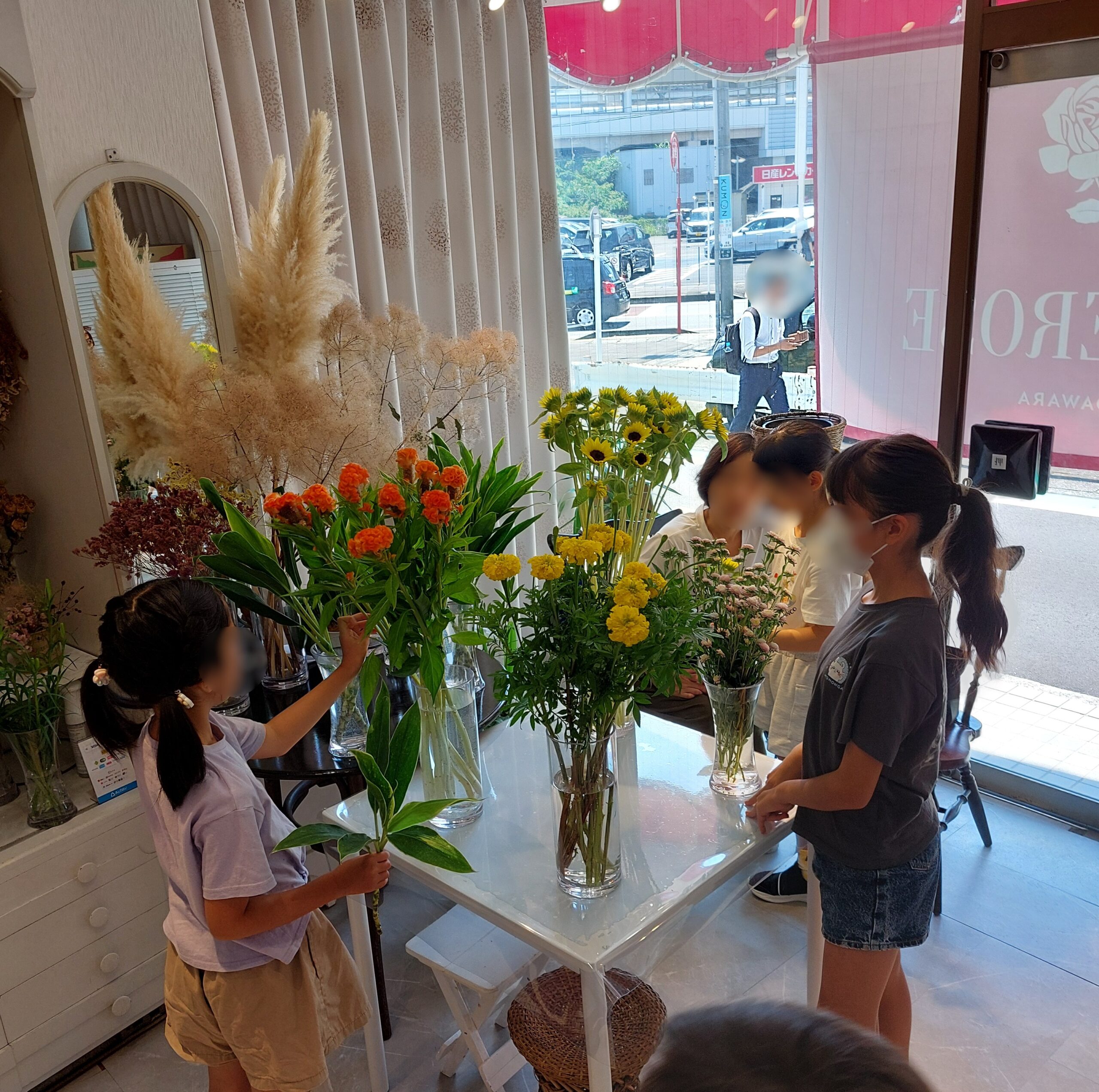 「なりわい体験」花を選ぶ子どもたち
